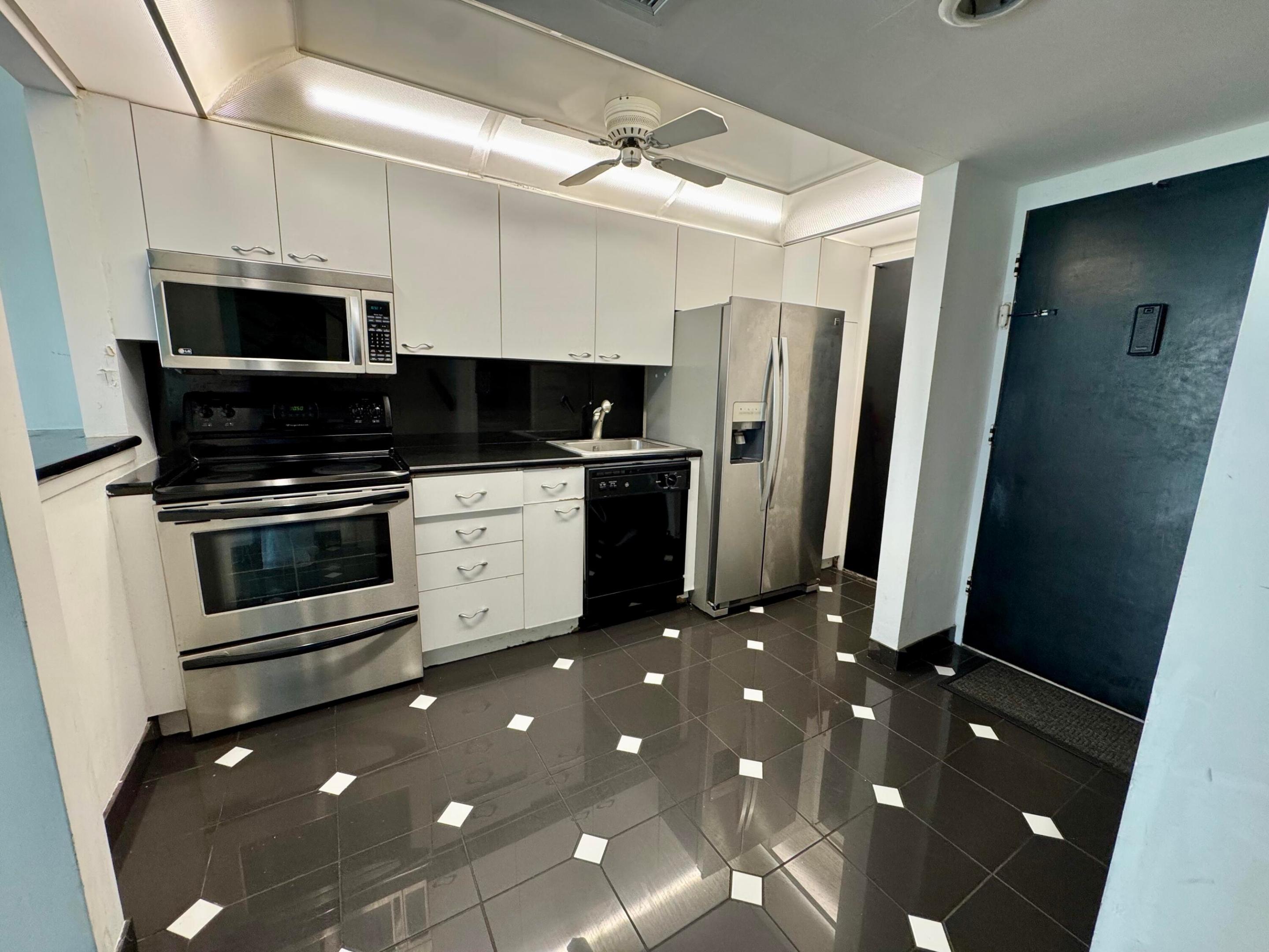 THE CARRIAGE HOUSE CONDO - Residential