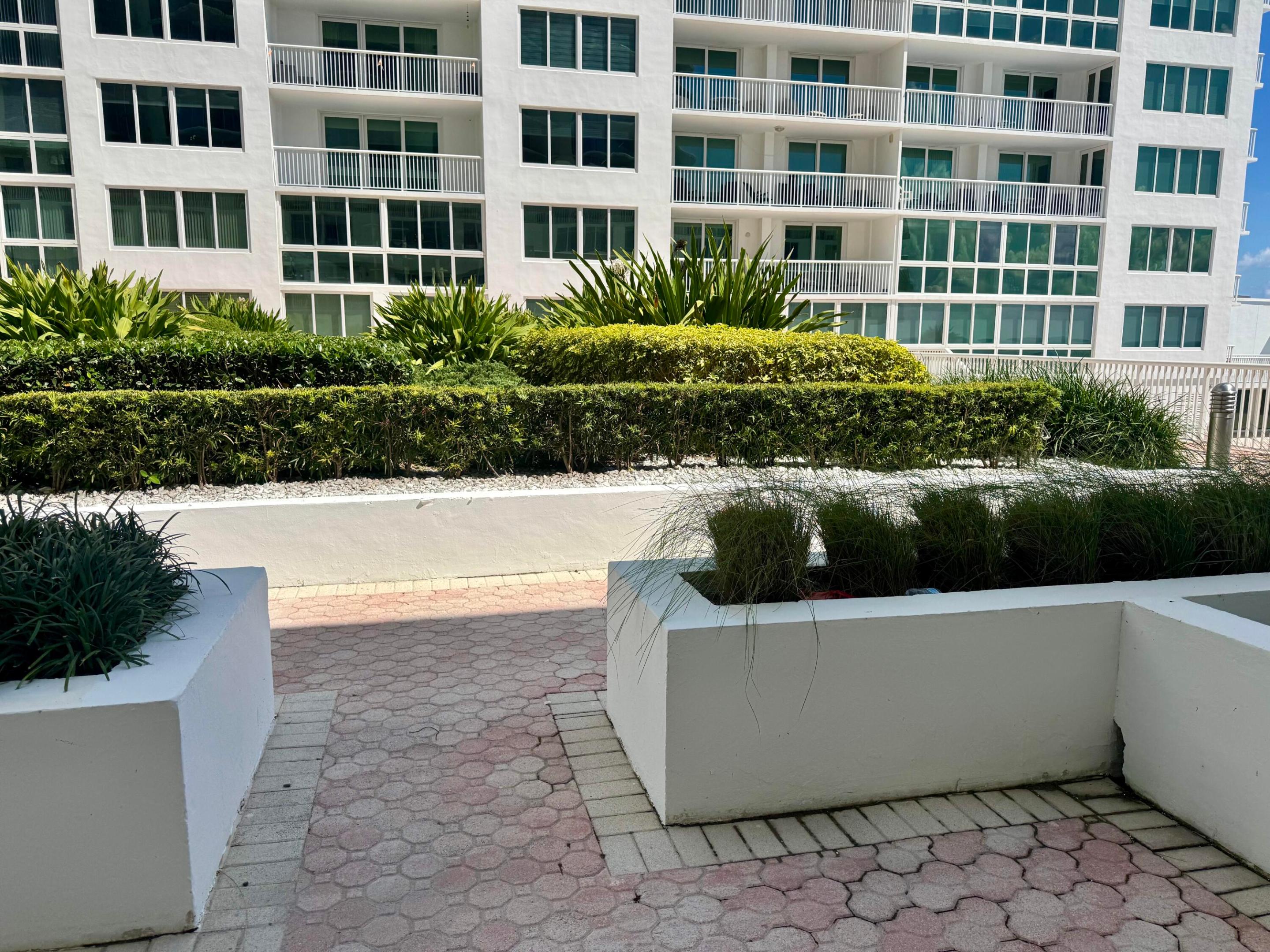 THE CARRIAGE HOUSE CONDO - Residential