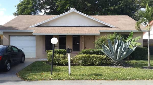 Rent in the center of Delray in this wonderful, quiet community. Home is tiles throughout with newer appliances, freshly painted, you can easily make this your home. Very large, private back yard and attached garage. Owner will permit pets with certain restrictions.