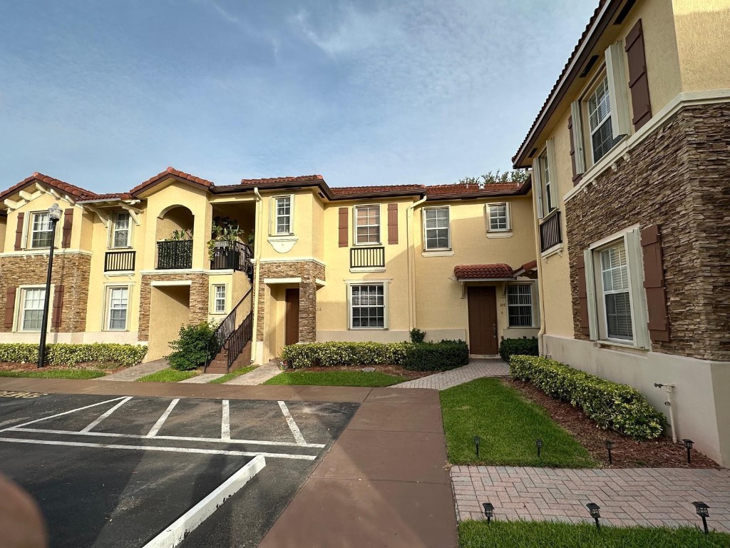 ... REDUCED TO SELL....... BEAUTIFUL 3 BEDROOMS, 2 BATHS IN ONE OF THE BEST GATED COMMUNITY IN HOMESTEAD, 2 MINUTES FROM TURNPIKE, SHOPPING CENTERS, BAPTIST HOSPITAL, SCHOOLS, EVRYTHING IS RIGHT THERE,10 MINUTES TO KENDALL. HUGE CLUBHOUSE WITH SWIMMING POOL, KIDS POOL & EXCERCISE ROOM. THIS UNIT, IS IN VERY GOOD CONDITIONS, TILE FLOORS THROUGHOUT, HURRICANE SHUTTERS, FENCED PATIO, WASHER & DRYER, 24 HOURS SECURITY
