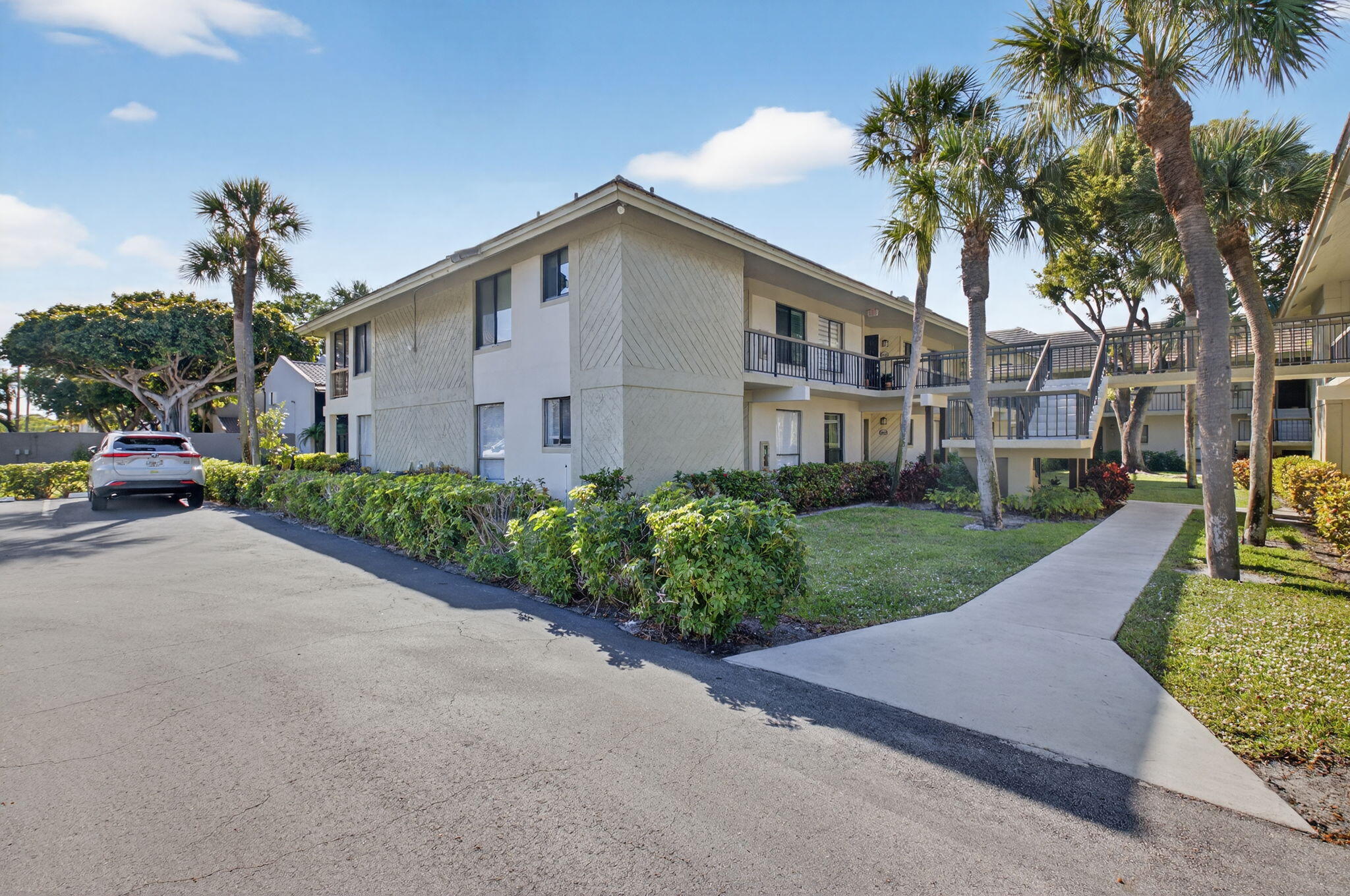BANYAN COURTS CONDO - Residential