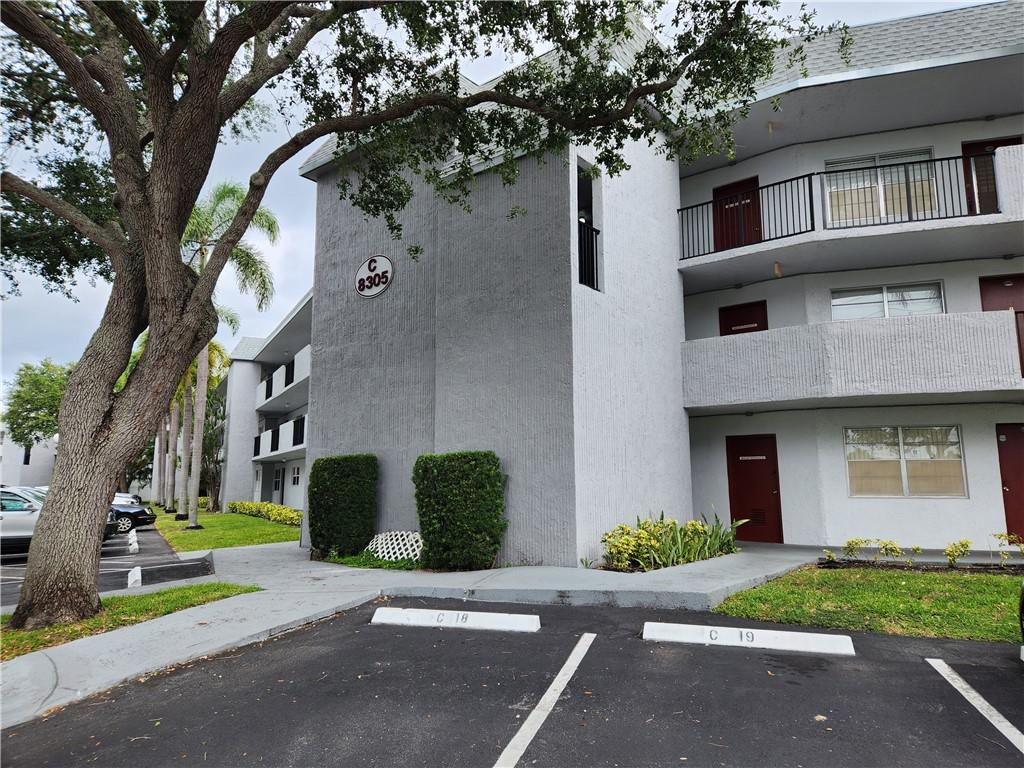 Great value on this 55+ 2 bedroom 2 bath Condo with convertible 2nd bedroom on Colony West Championship GolfCourse. 3rd Floor unit so no people above you.  Walk straight out from covered, enclosed patio to huge lawn and golf fairway beyond. Fullsized washer, dryer in unit. Clommunity cubhouse, pool, tennis right across the street. Brand new golf clubhouse andrestaurant nearby. No pets allowed. Great location near shopping, dining, parks and schools andonly 15-20 minute drive to beaches.