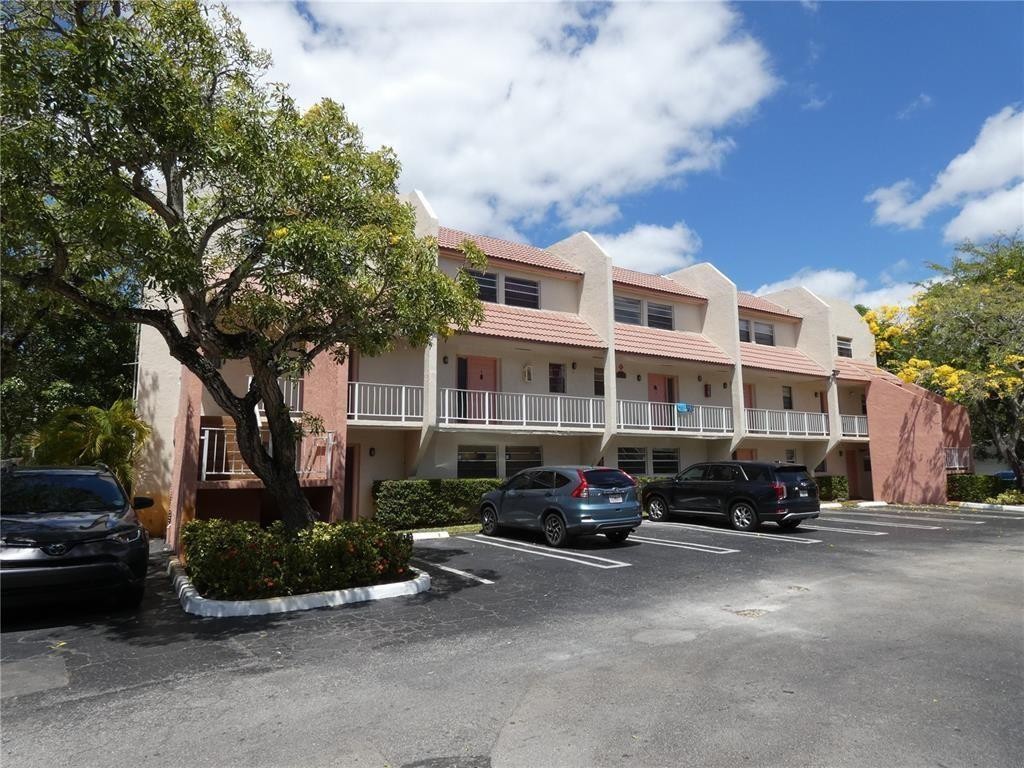 3-2 CONDO WITH LOTS OF SPACE  , BACK YARD -PROPERTY SOLD AS-IS --PLEASE USE FAR/BAR AS-IS CONTRACT. RENOVATED THIS ONE WILL NOT LAST . FOR MORE INFORMATION READ BROKER REMARKS. TENANT IS MONTH TO MONTH PAYING $2400 . INVESTORS WELCOME CENTRALLY LOCATED  CLOSE TO GOOD SCHOOLS AND SHOPPING MALL. COME SEE IT. SELLER VERY MOTIVATED..