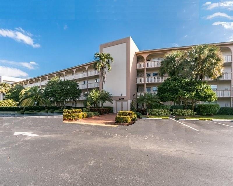 FANTASTIC 2 BEDROOM 2 BATH CONDO IN VERY DESIREABLE WYNMOOR VILLAGE GOLF AND COUNTRY CLUB.