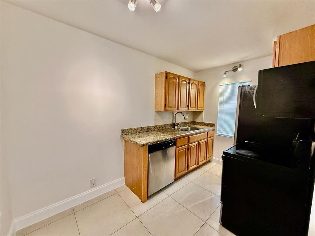 2 Bedroom 1 Bath on the Second floor. Clean and freshly painted and ready to move in ASAP. Easy and quick approval process. Walking distance to Oakland Park Blvd, Sprouts grocery store, and easy access to downtown and main roads. Washer and Dryer on site.