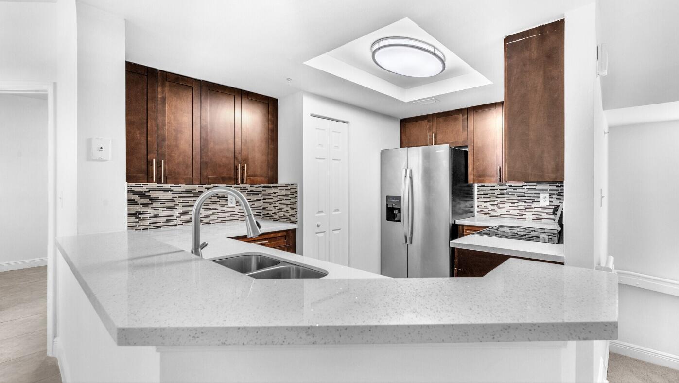 ESTADA OF LOS PASEOS - Residential Lease