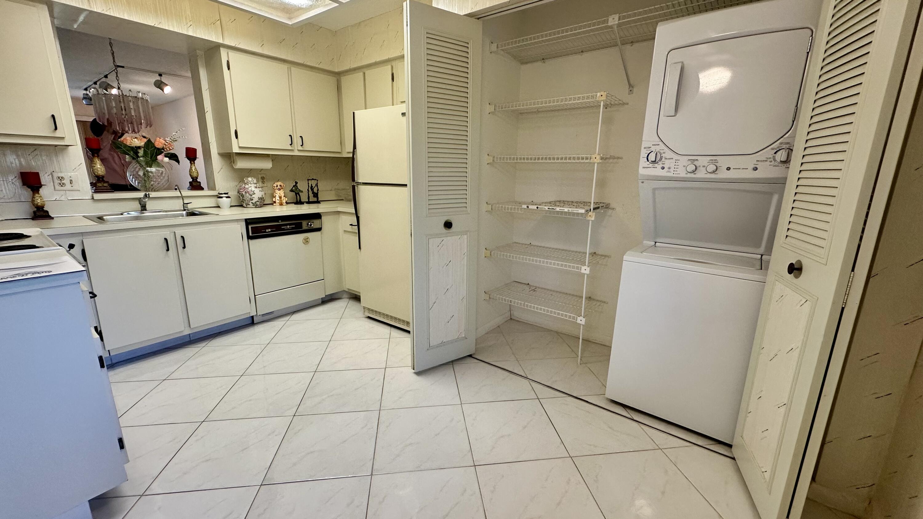 HUNTINGTON LAKES SEC ONE CONDOS - Residential