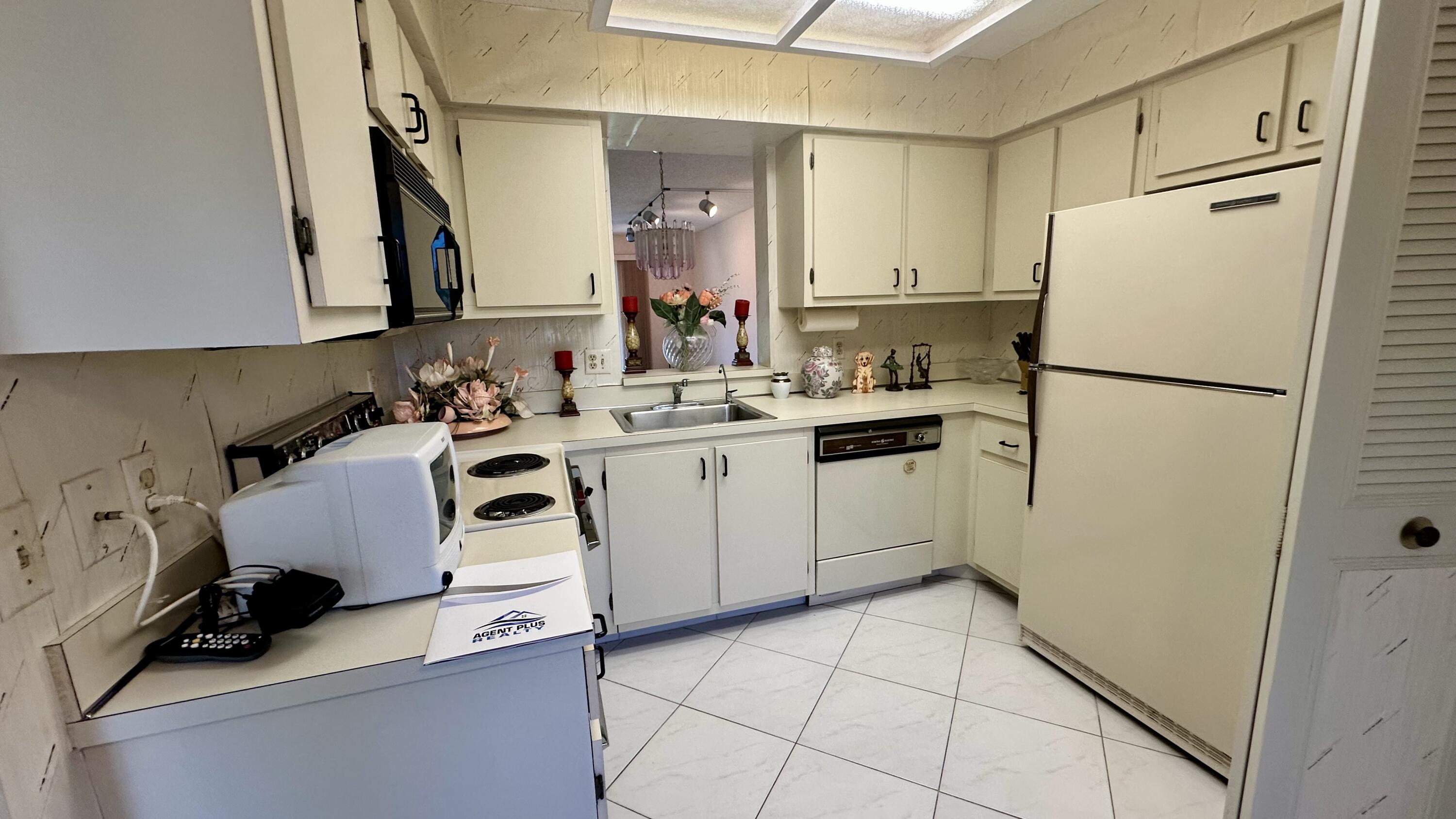 HUNTINGTON LAKES SEC ONE CONDOS - Residential