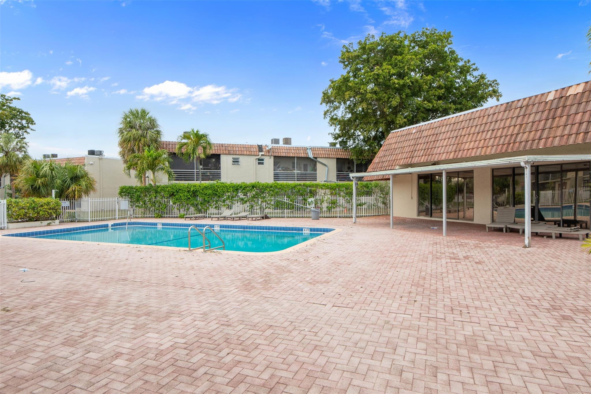 GATELAND VILLAGE SEC D CONDO - Residential