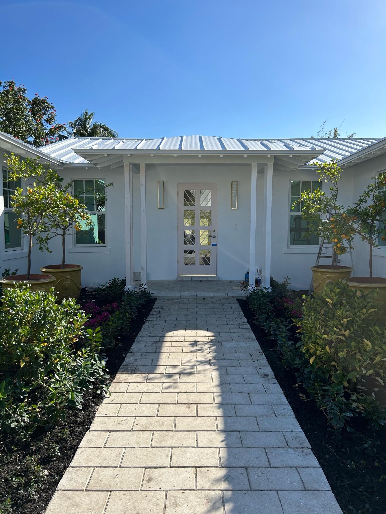 Newly renovated (2023) in the desirable SoSo neighborhood. Beautifully designed by Jessica Cunningham.