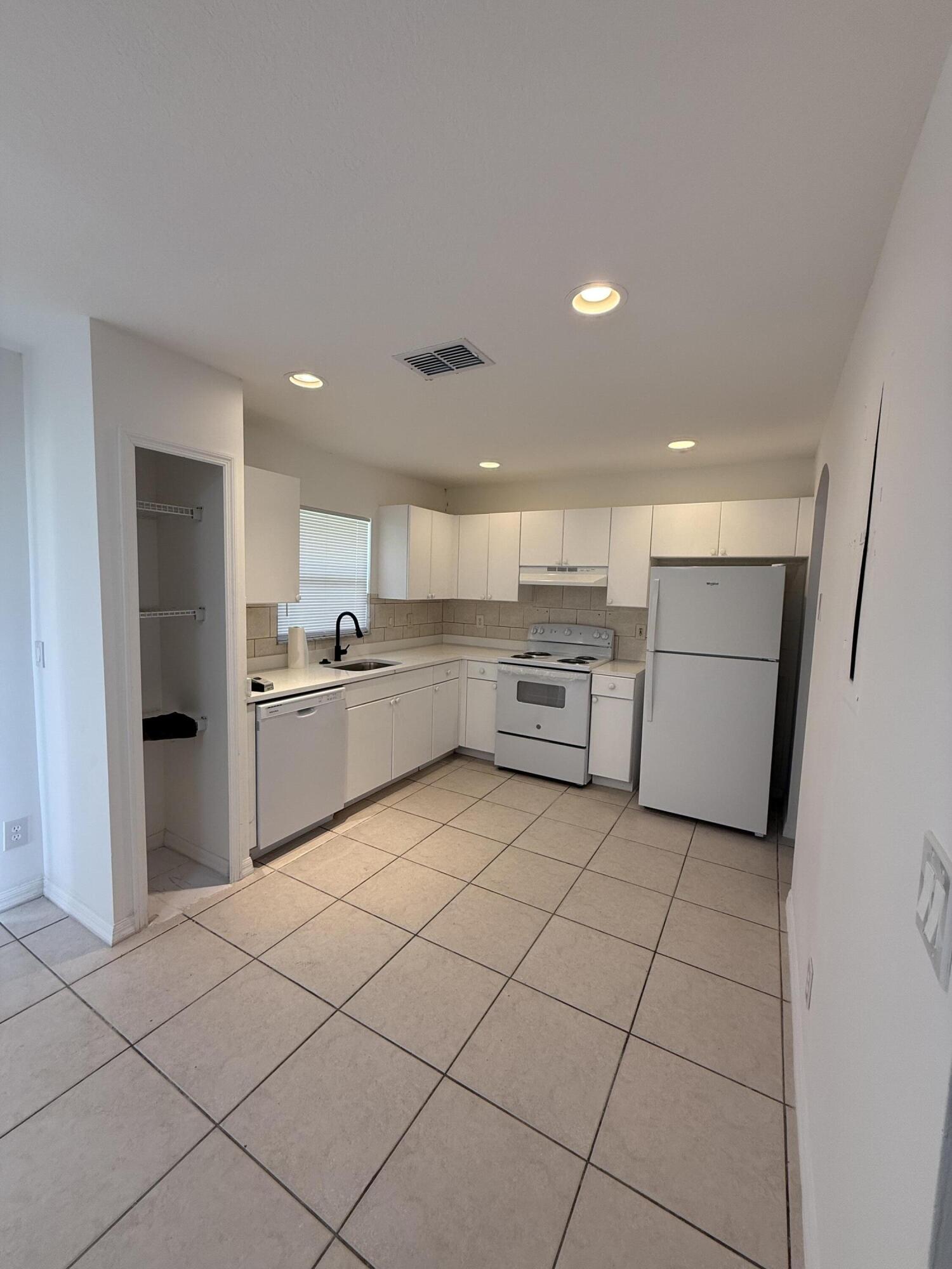 HYACINTH CONDO - Residential Lease