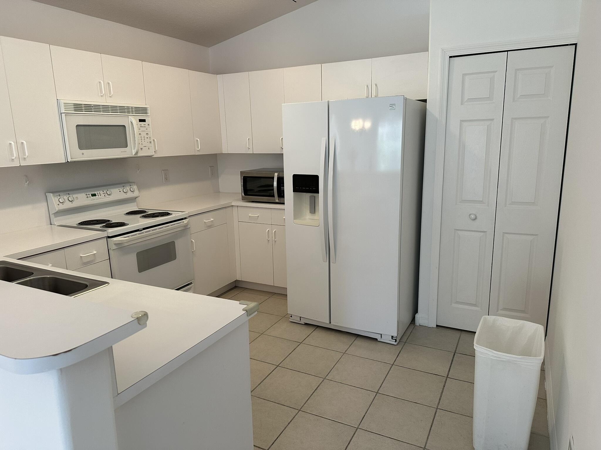 HEFTLER HOMES AT PEMBROKE SHORES - Residential