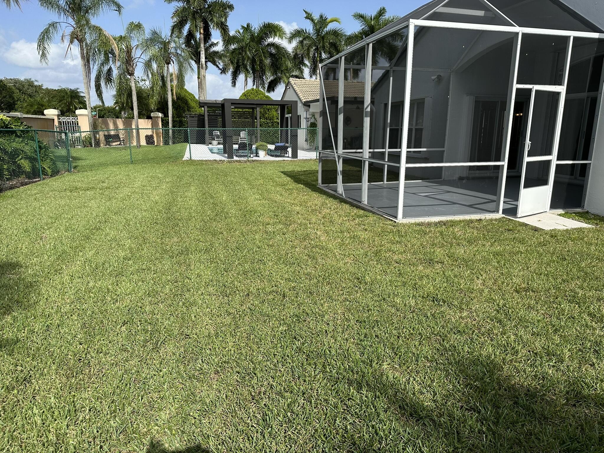 HEFTLER HOMES AT PEMBROKE SHORES - Residential