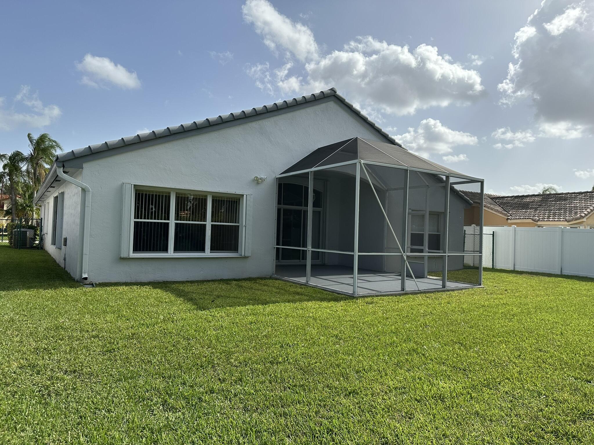 HEFTLER HOMES AT PEMBROKE SHORES - Residential