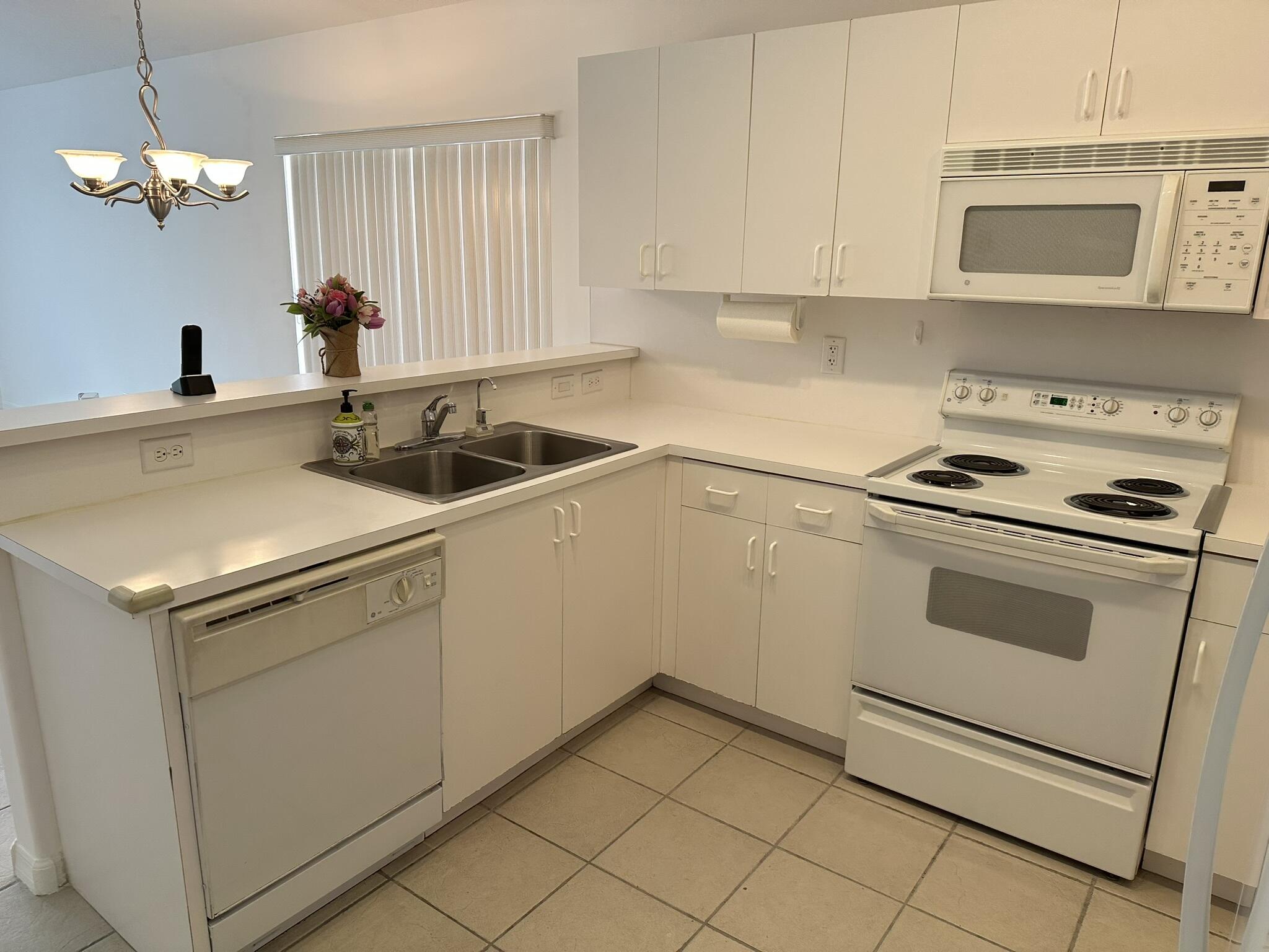 HEFTLER HOMES AT PEMBROKE SHORES - Residential