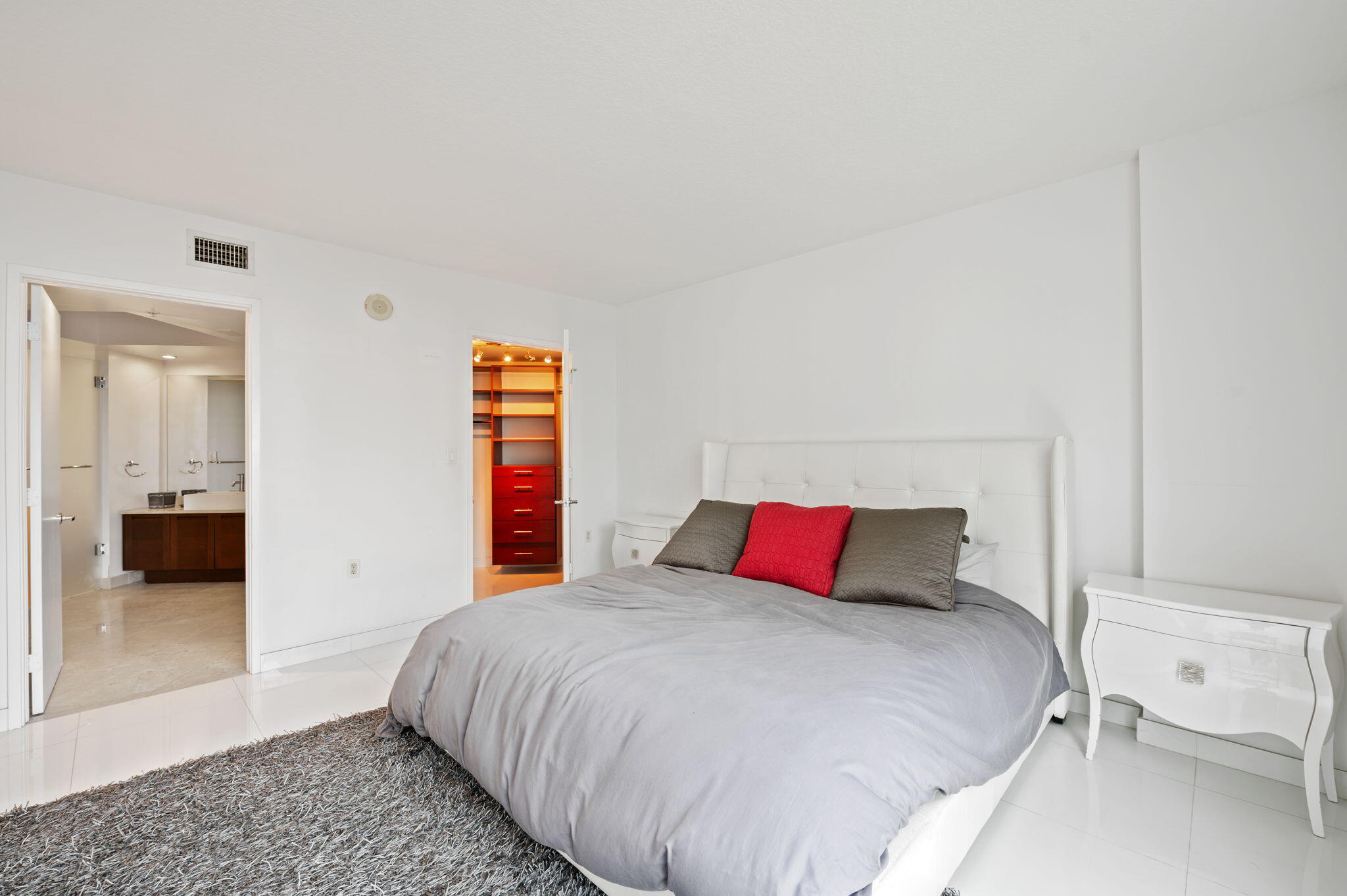 ST TROPEZ ON THE BAY II CONDO - Residential