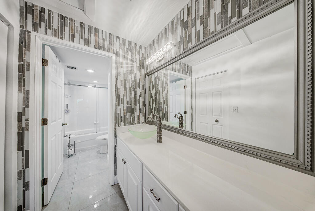 HYPOLUXOS MARINERS CAY CONDO - Residential