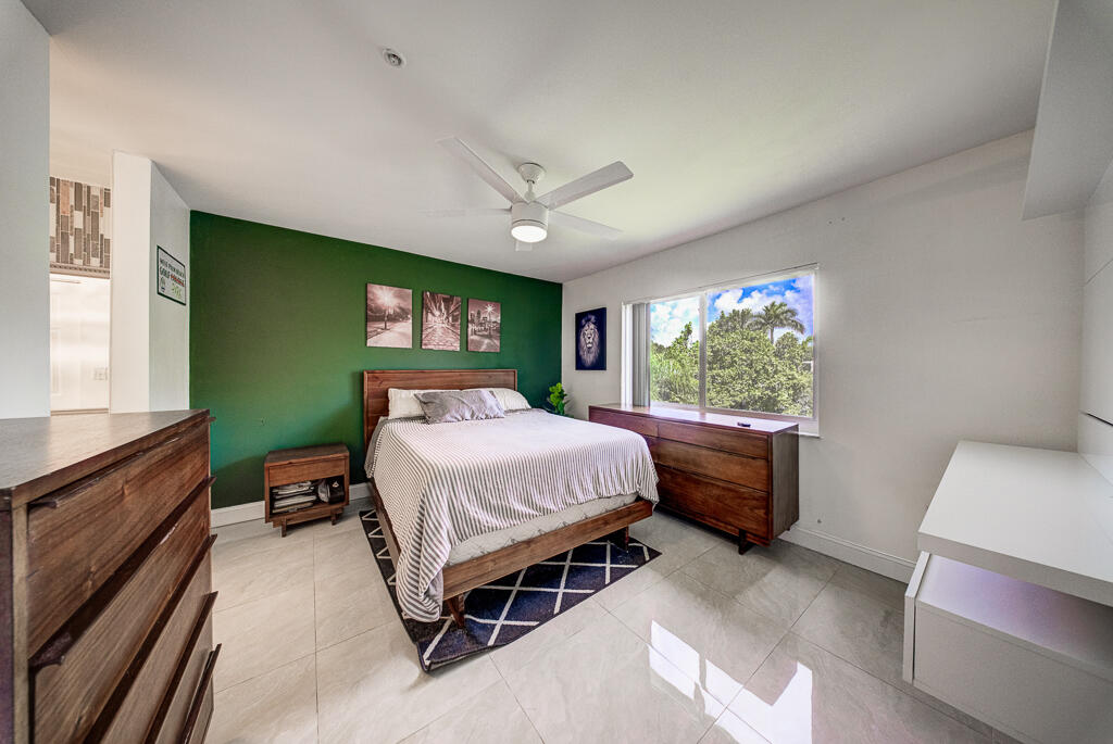 HYPOLUXOS MARINERS CAY CONDO - Residential
