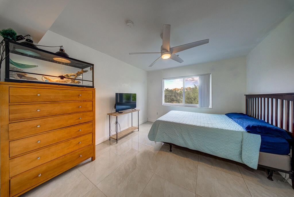 HYPOLUXOS MARINERS CAY CONDO - Residential