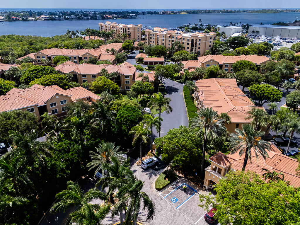 HYPOLUXOS MARINERS CAY CONDO - Residential