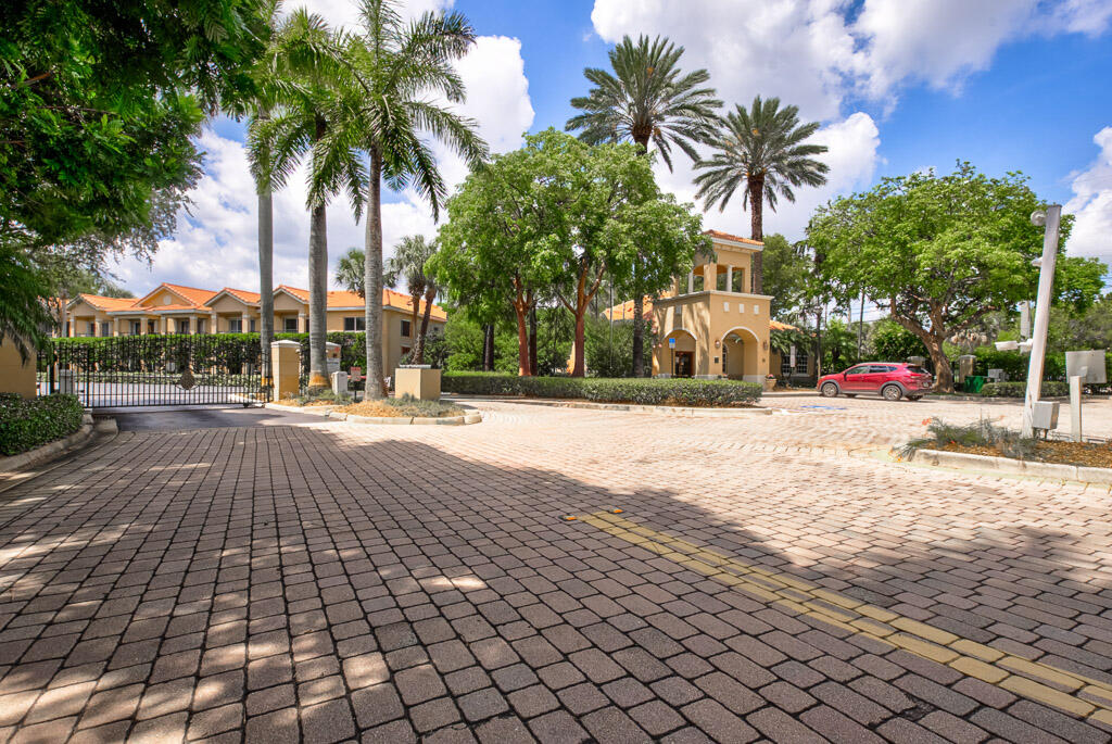 HYPOLUXOS MARINERS CAY CONDO - Residential
