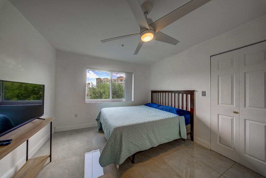 HYPOLUXOS MARINERS CAY CONDO - Residential