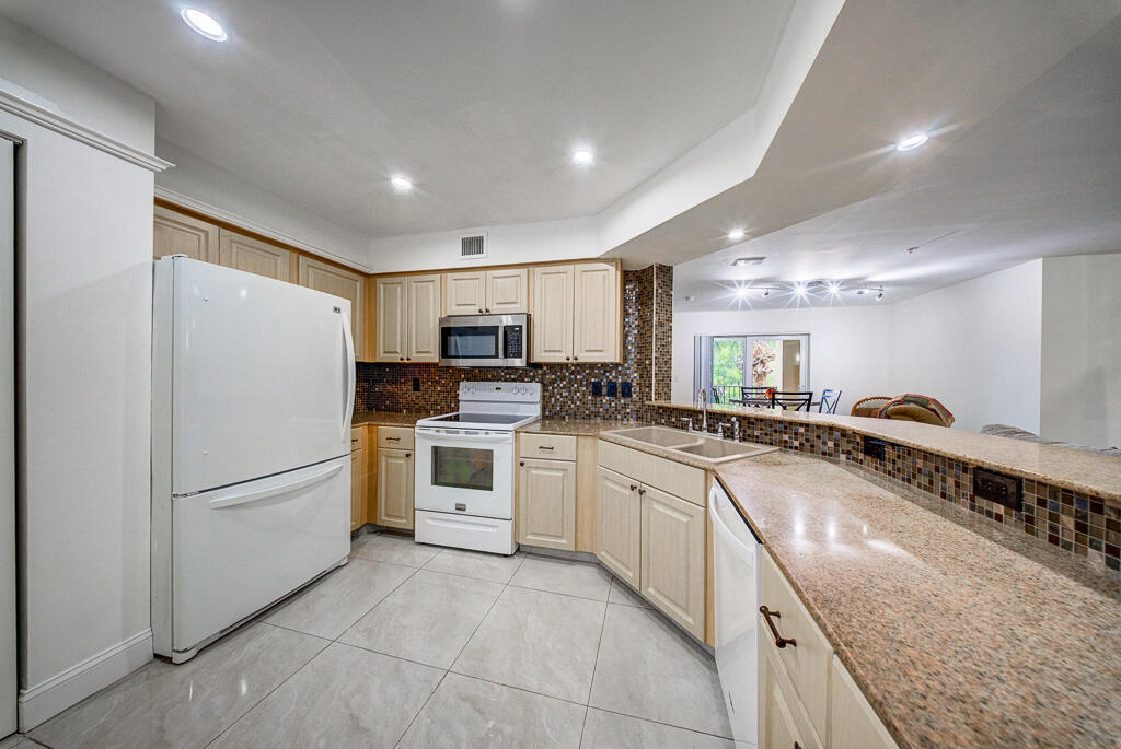 HYPOLUXOS MARINERS CAY CONDO - Residential