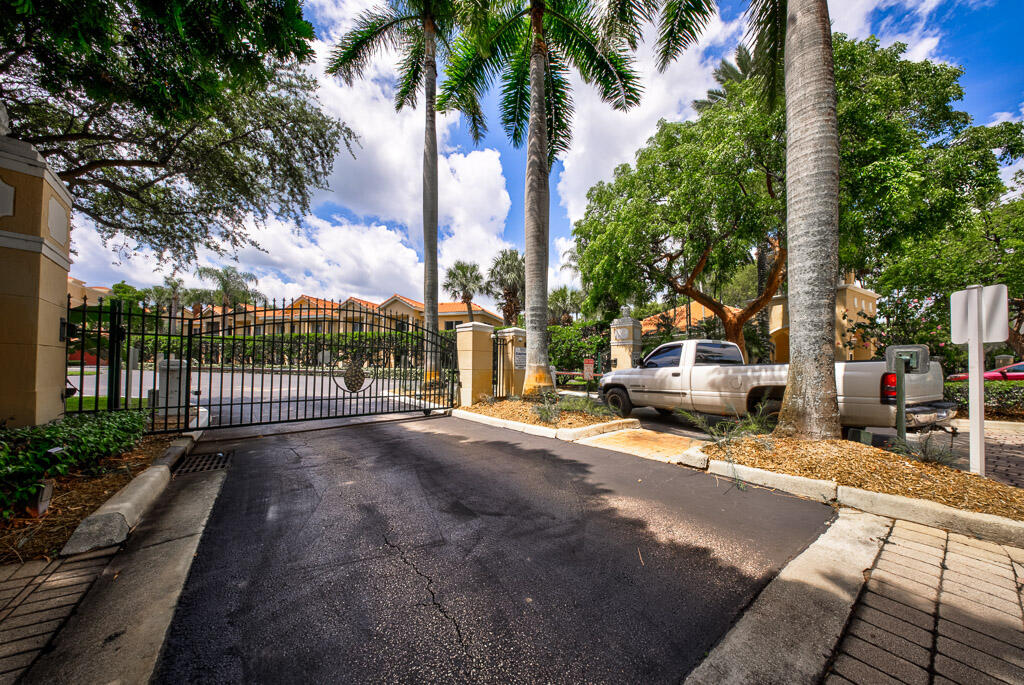 HYPOLUXOS MARINERS CAY CONDO - Residential