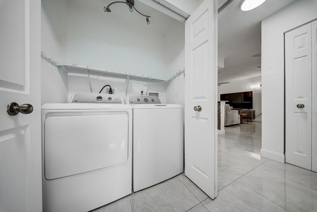 HYPOLUXOS MARINERS CAY CONDO - Residential