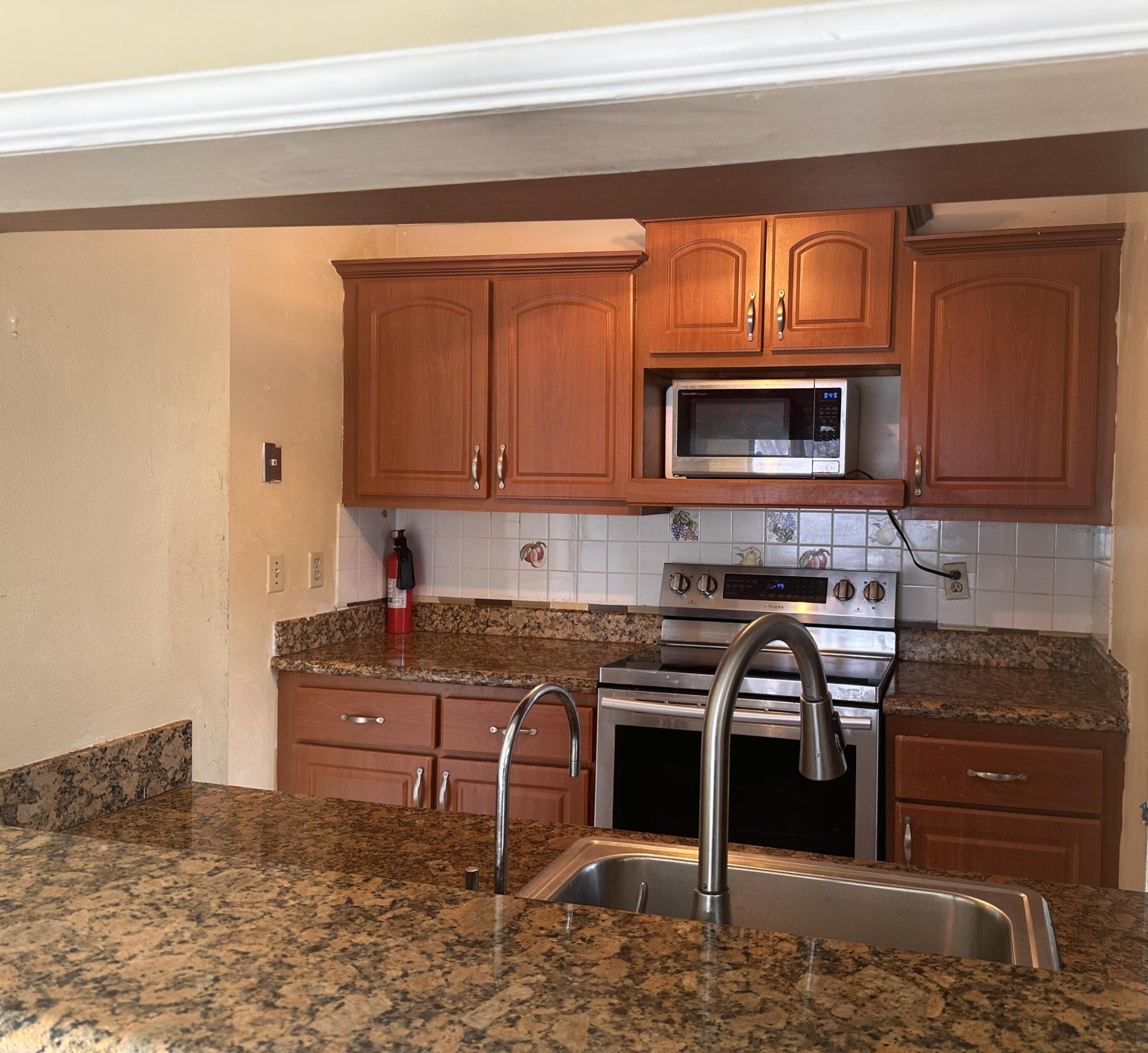 PEMBROKE LAKES SECTION EIGHT - Residential