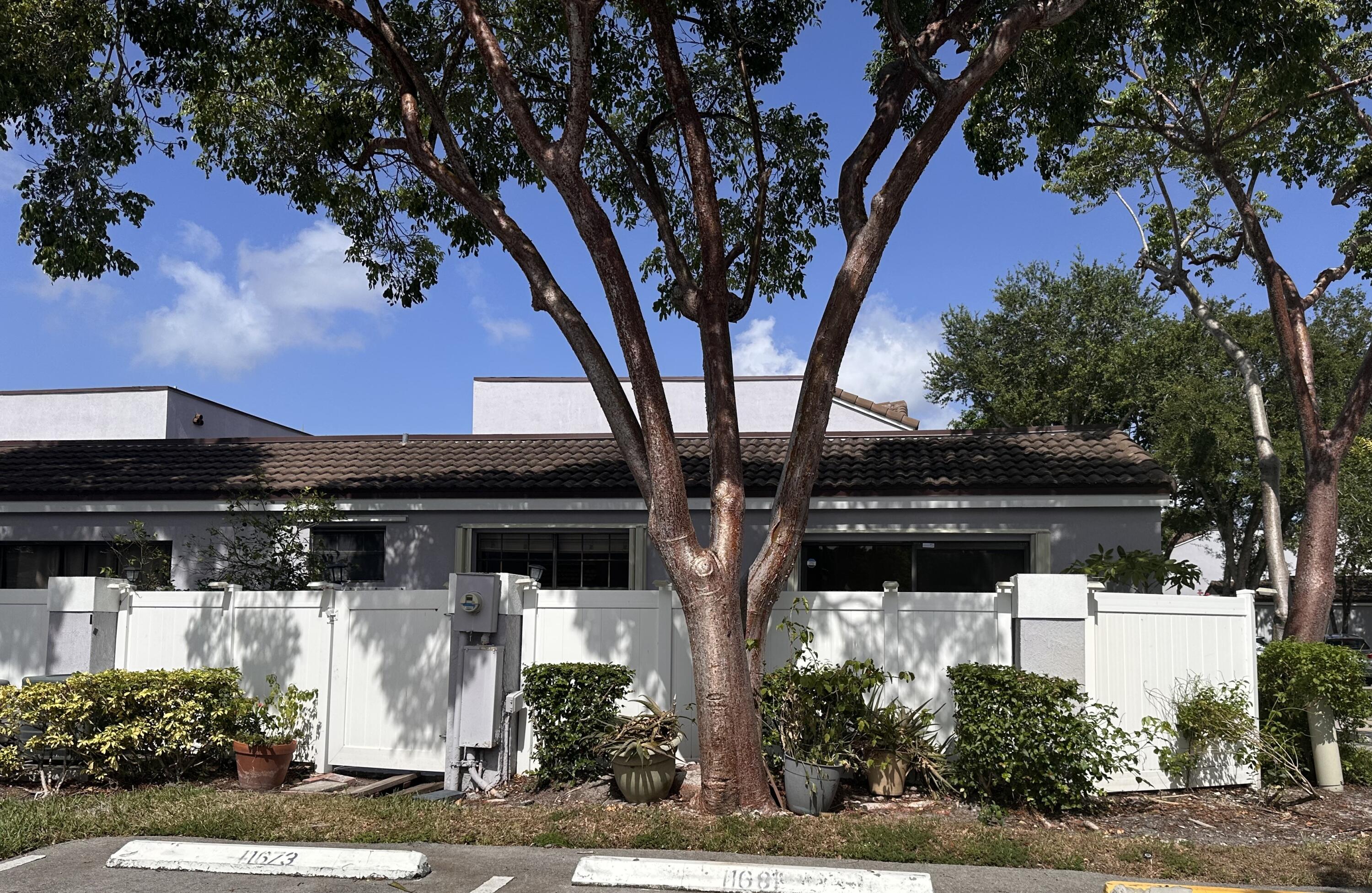 PEMBROKE LAKES SECTION EIGHT - Residential