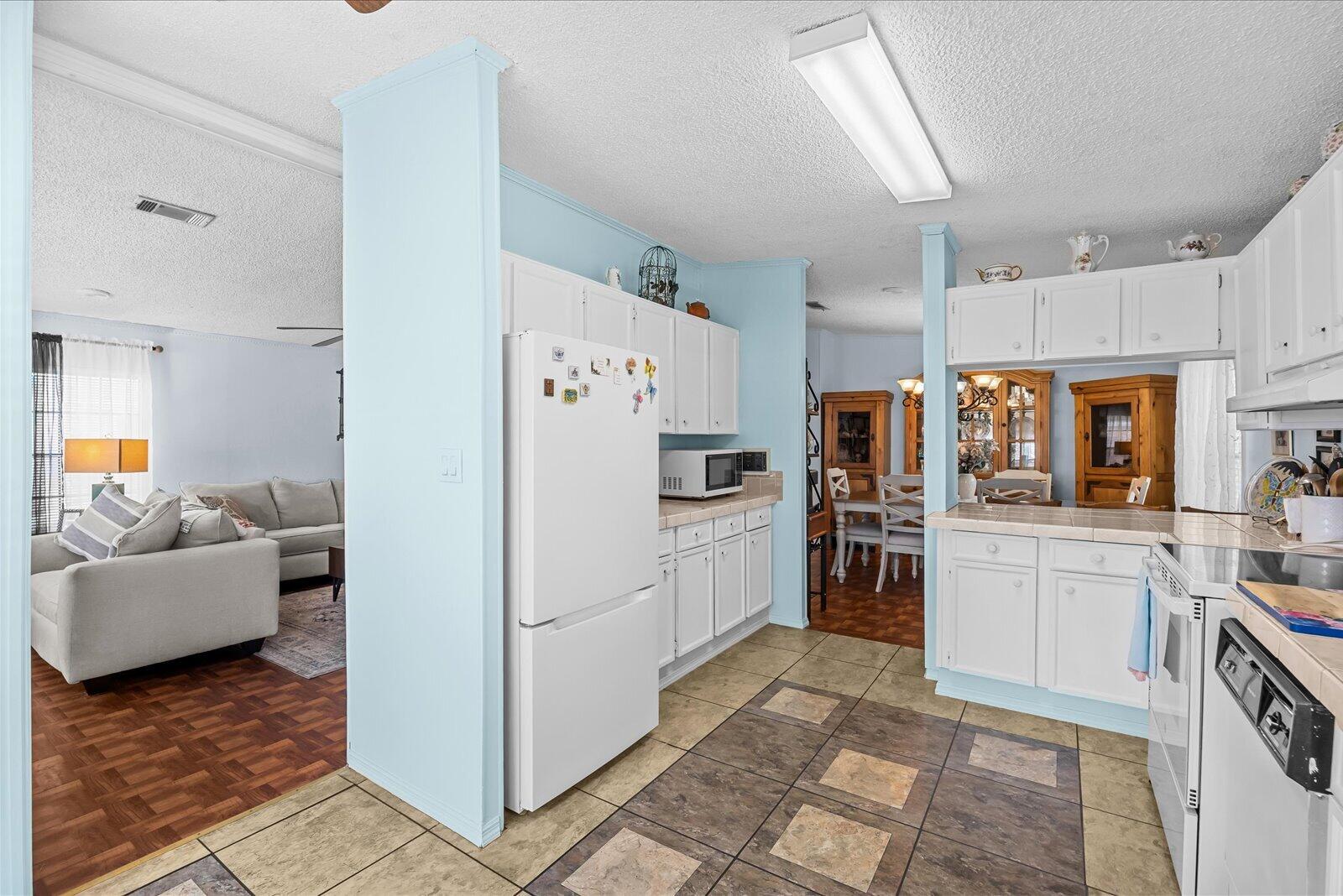 TROPICAL ISLES - Residential