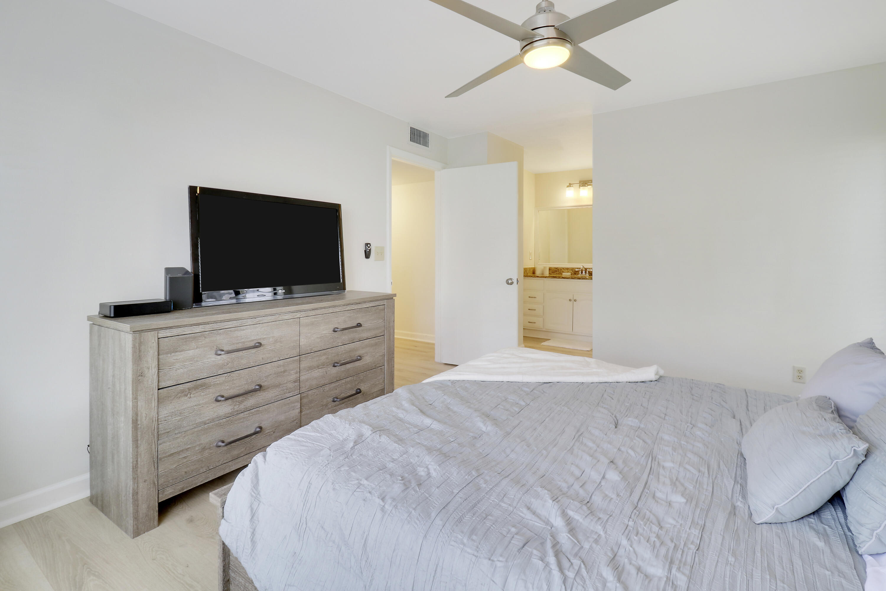 DUNBAR WOODS CONDO I II AND III IN OR4410P782, - Residential