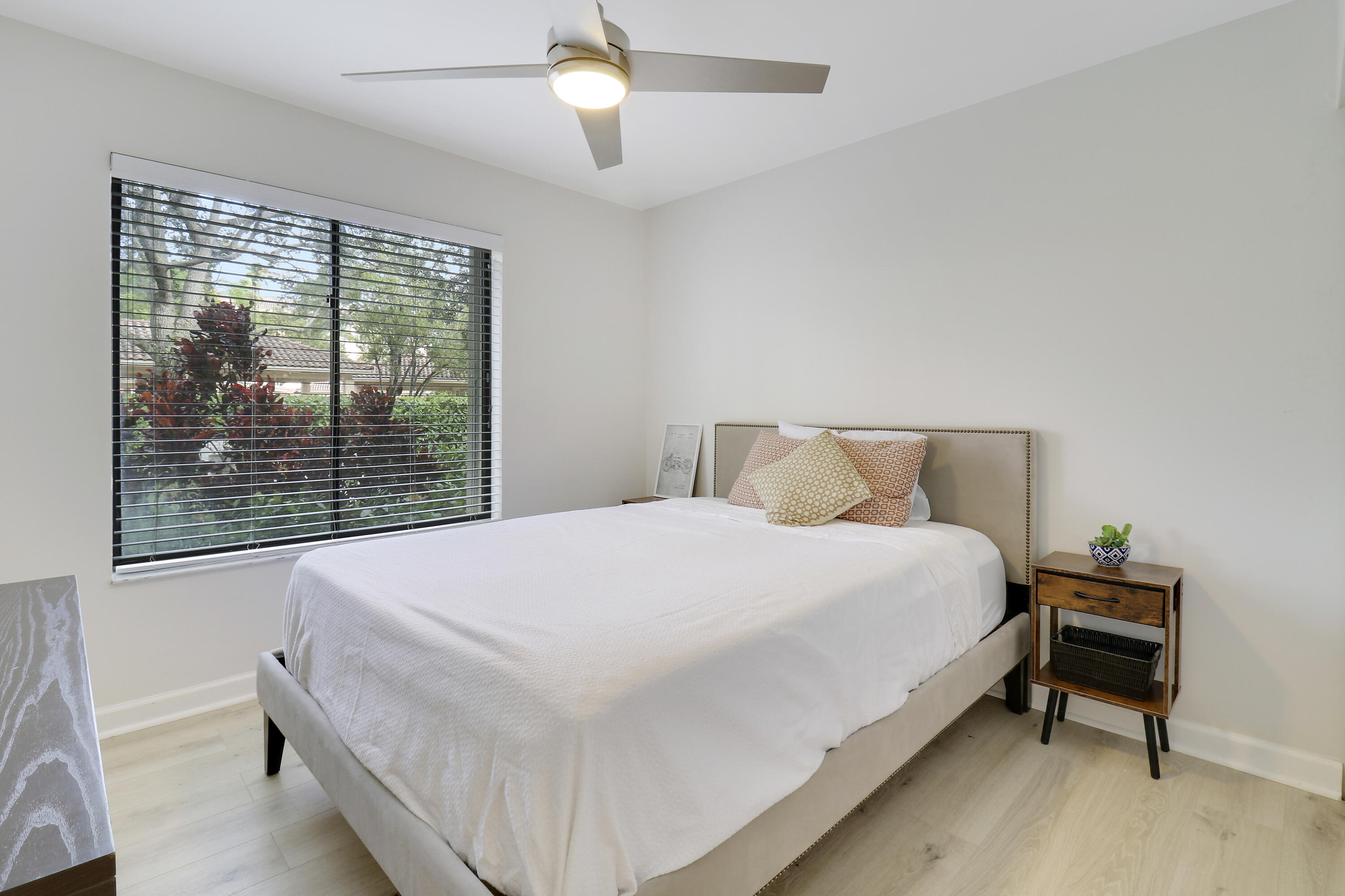 DUNBAR WOODS CONDO I II AND III IN OR4410P782, - Residential
