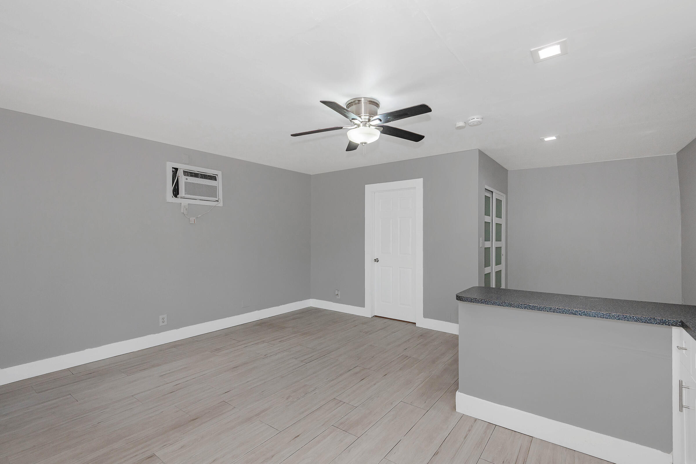 TROPICAL MANORS - Residential