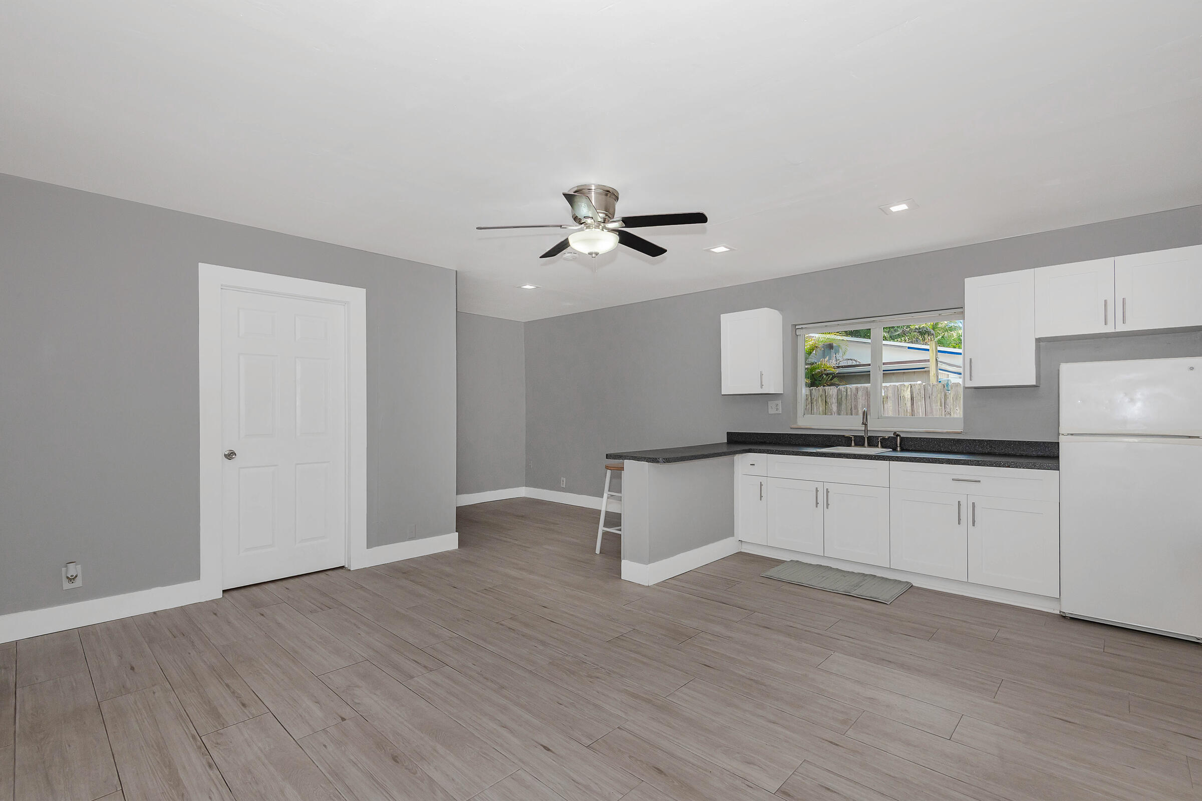 TROPICAL MANORS - Residential
