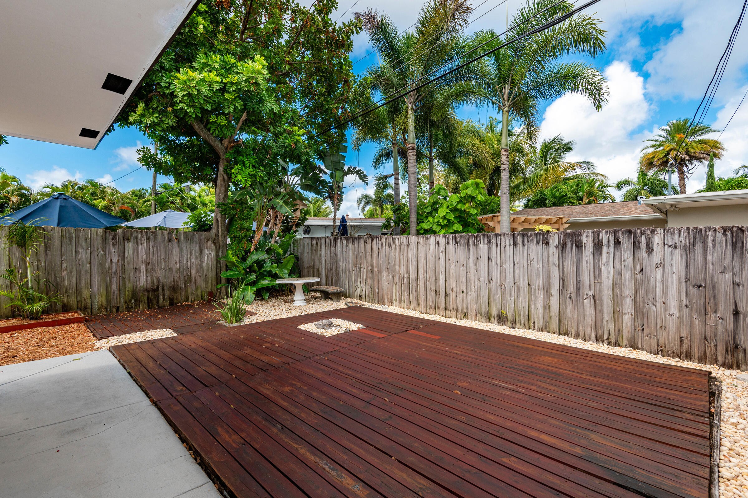 TROPICAL MANORS - Residential