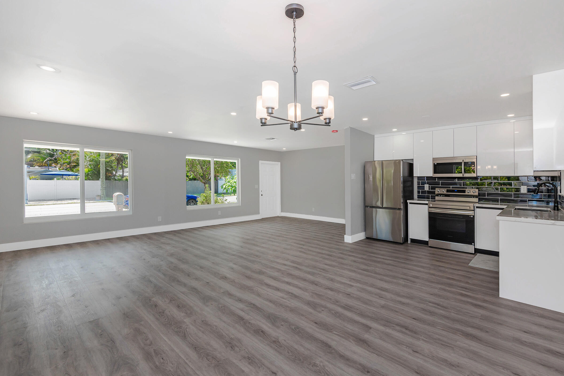 TROPICAL MANORS - Residential