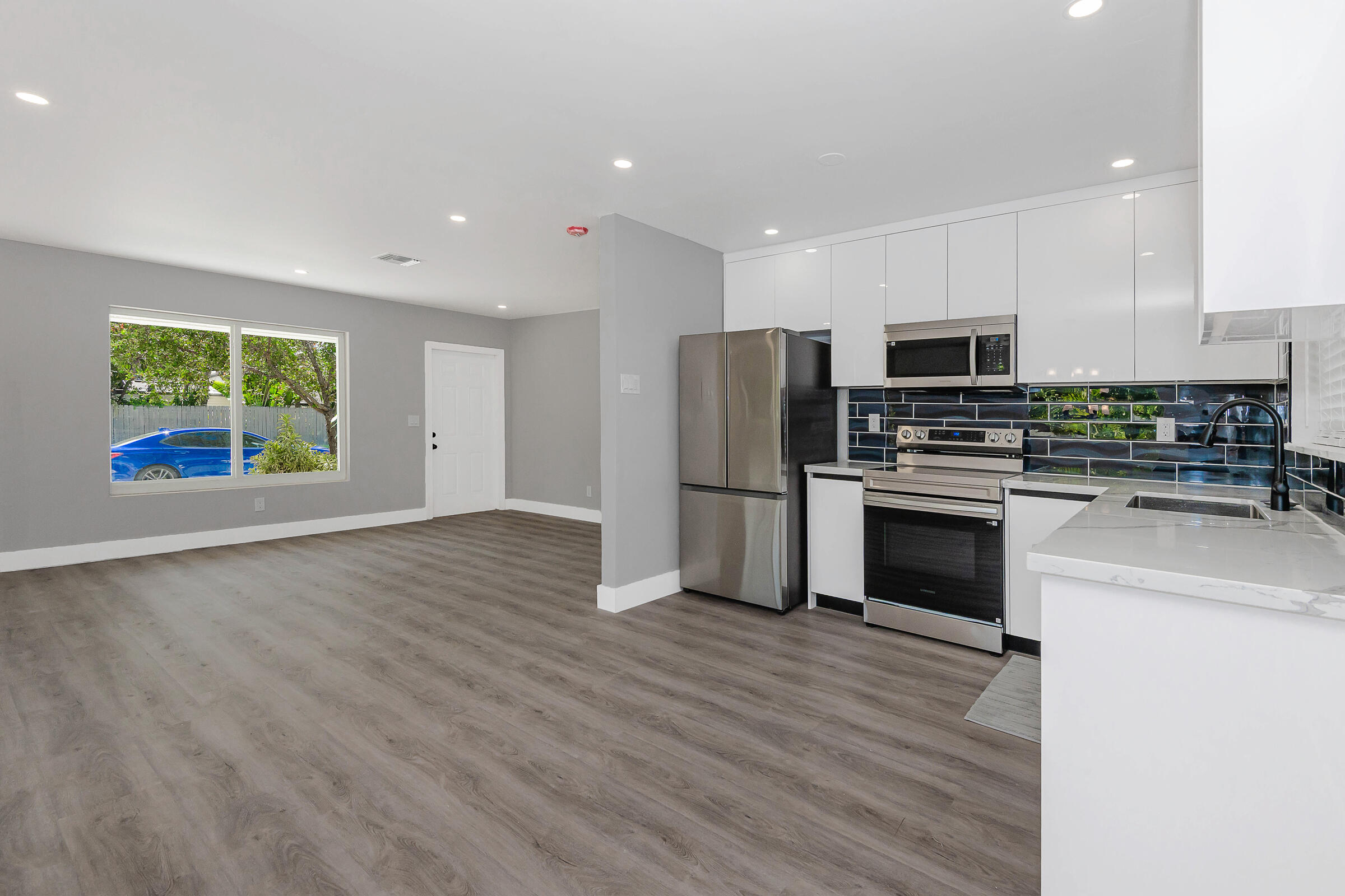 TROPICAL MANORS - Residential