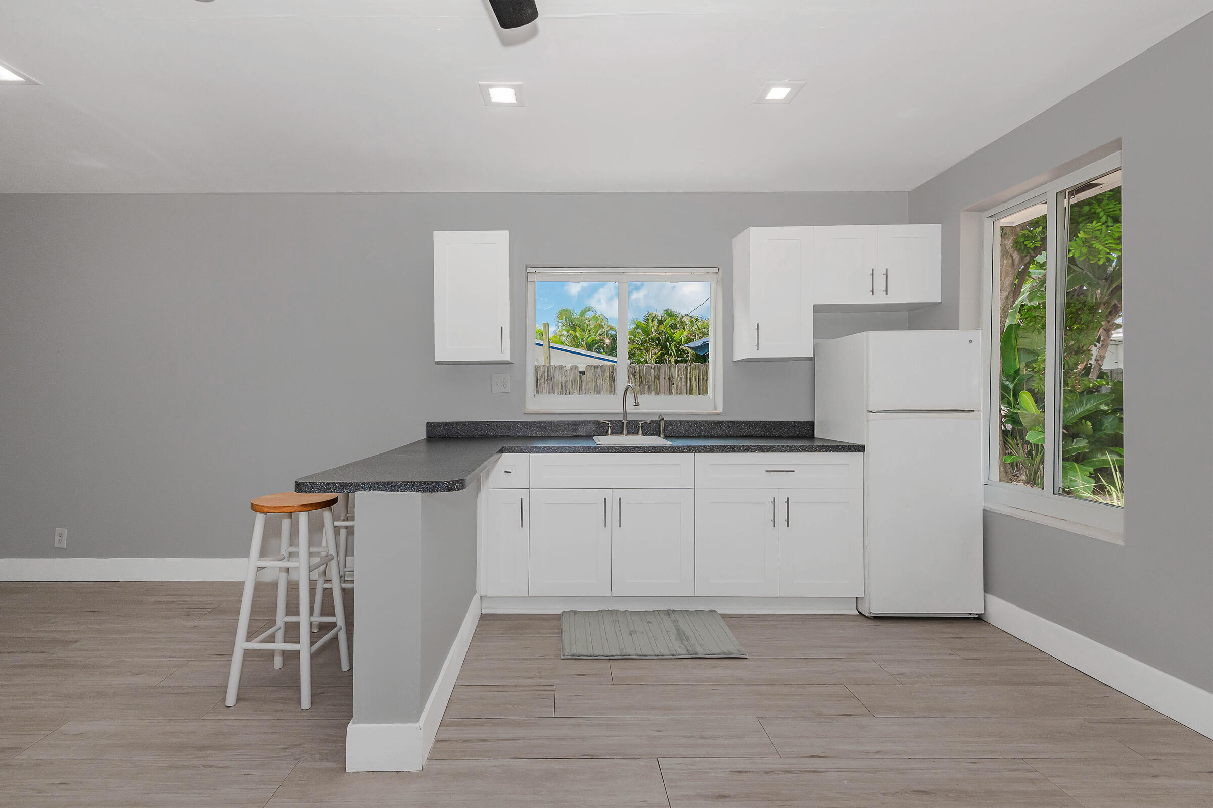 TROPICAL MANORS - Residential