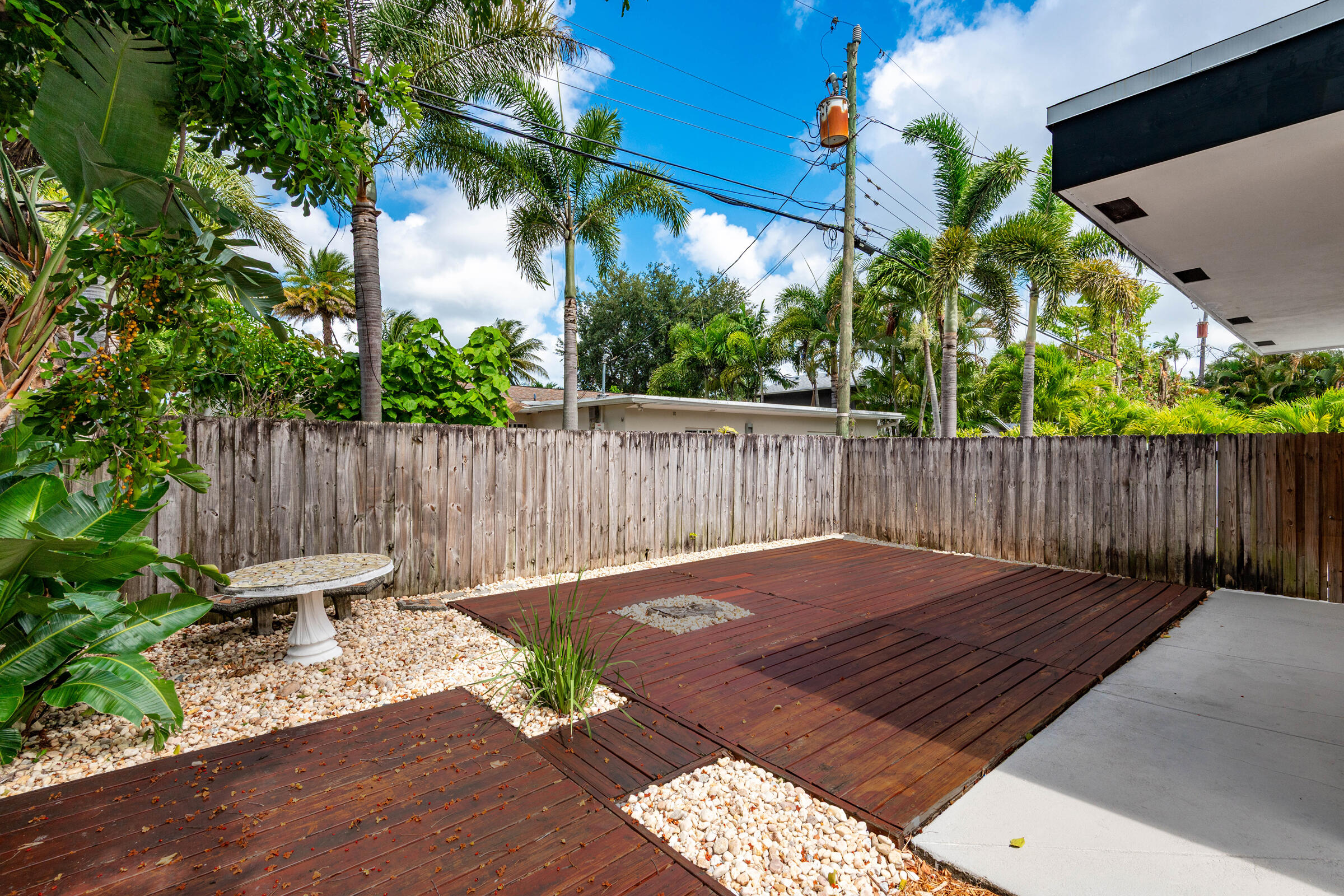 TROPICAL MANORS - Residential