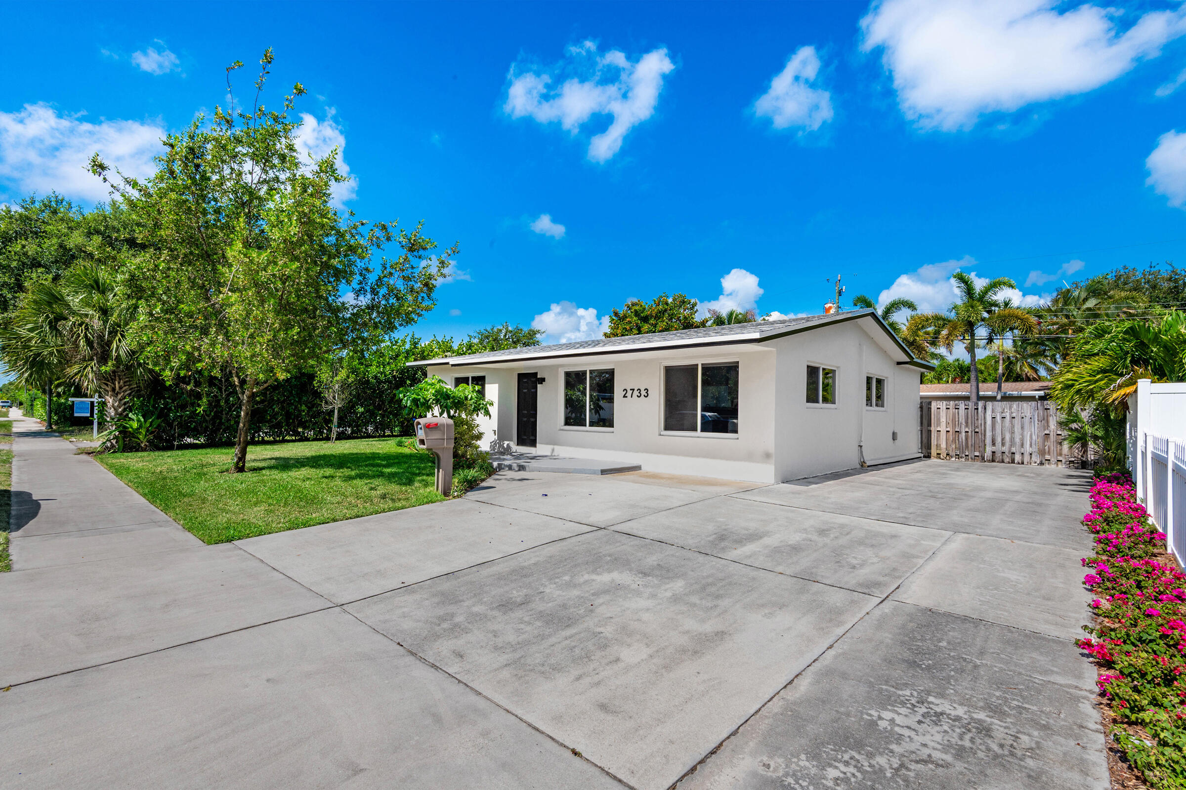 TROPICAL MANORS - Residential