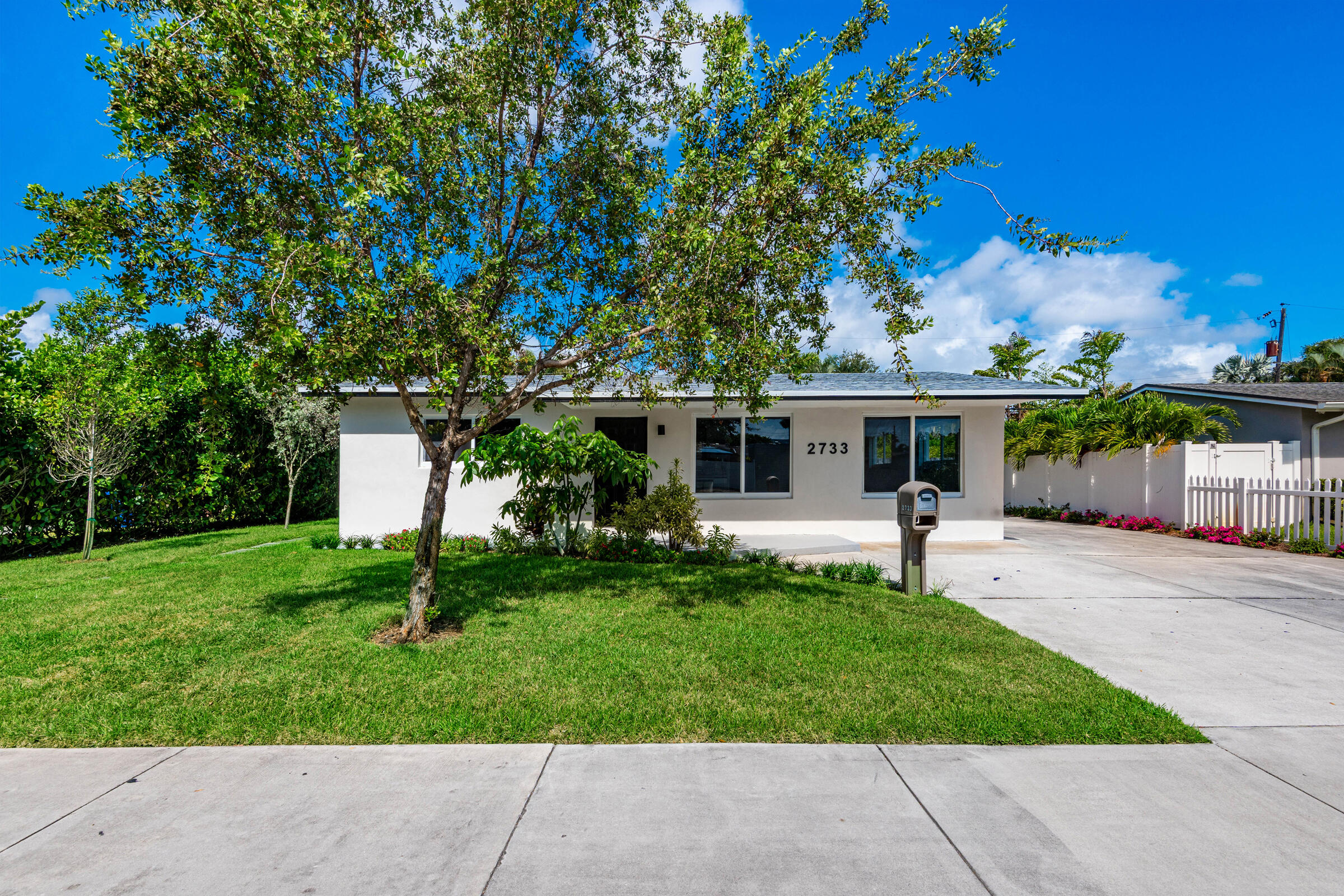 TROPICAL MANORS - Residential