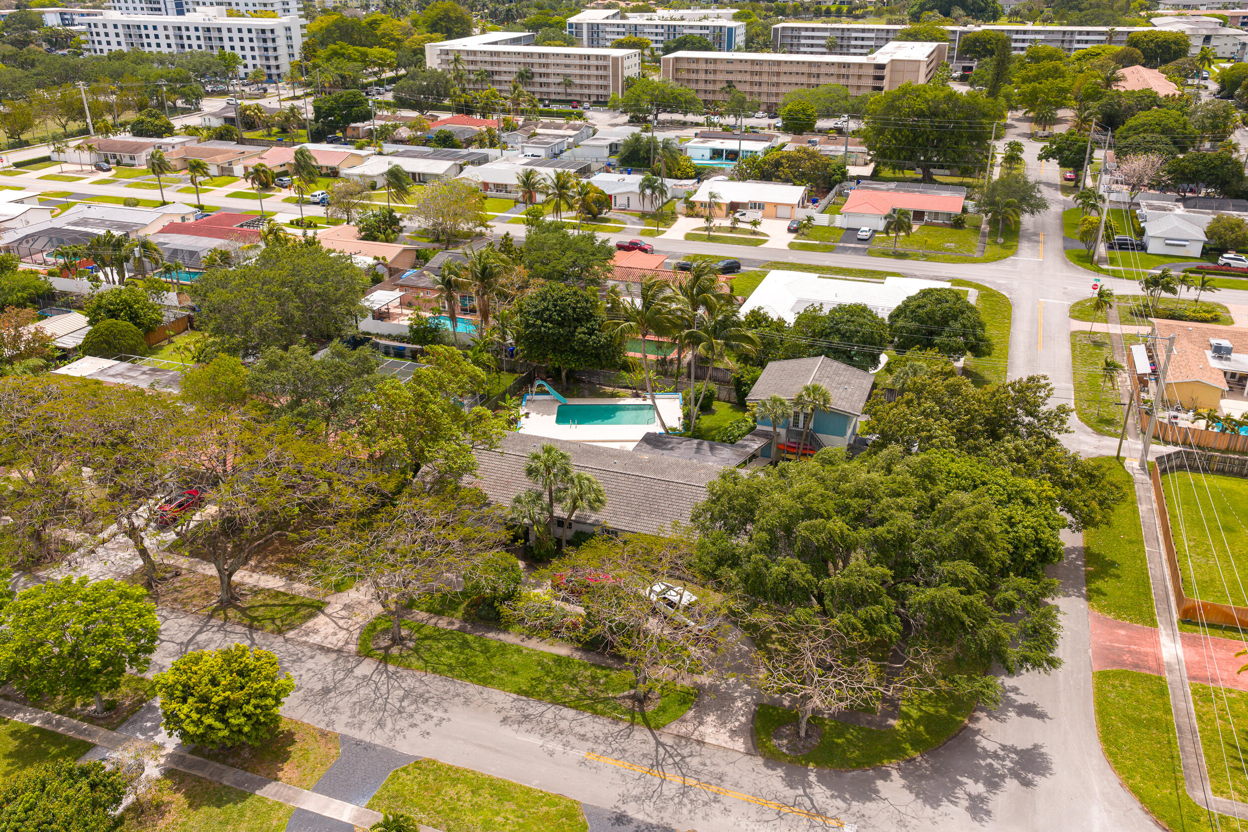 HOLLYWOOD HILLS - Residential
