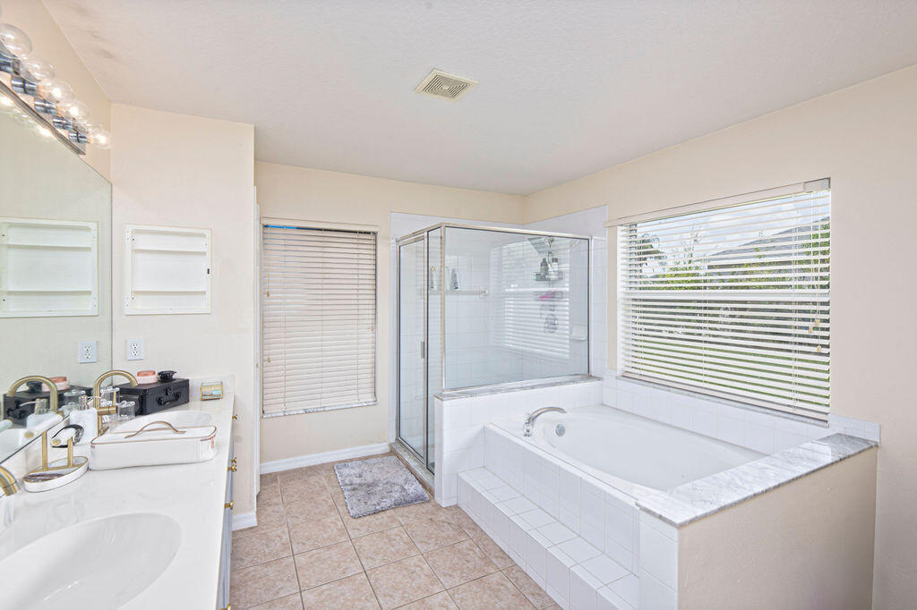 PALM LAKES GARDENS - Residential