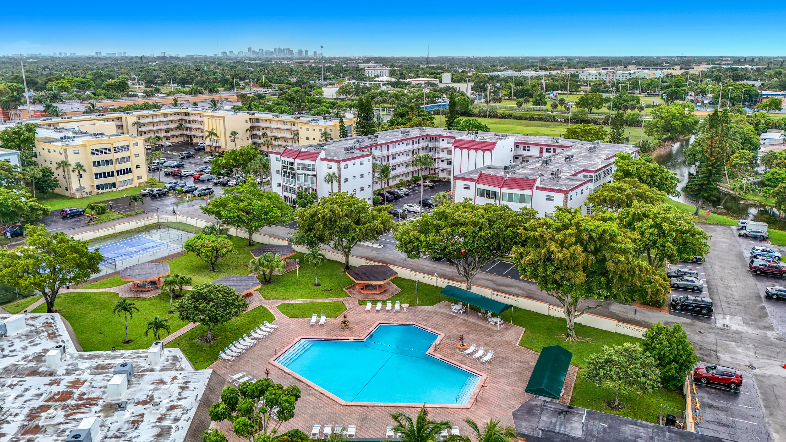 GARNET CONDO - Residential