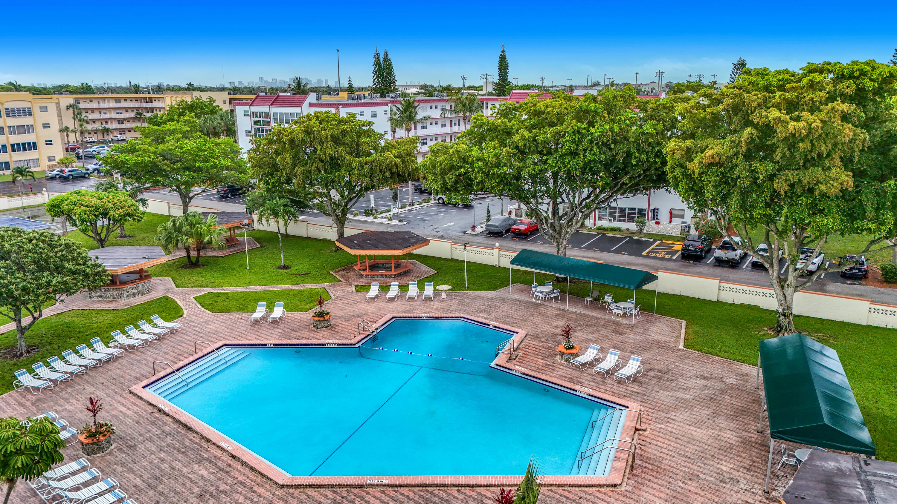 GARNET CONDO - Residential