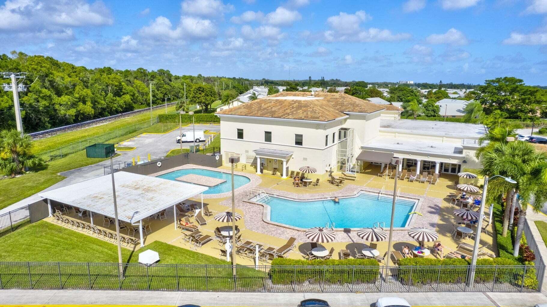 CENTURY VILLAGE GOLFS EDGE CONDS A THRU G - Residential