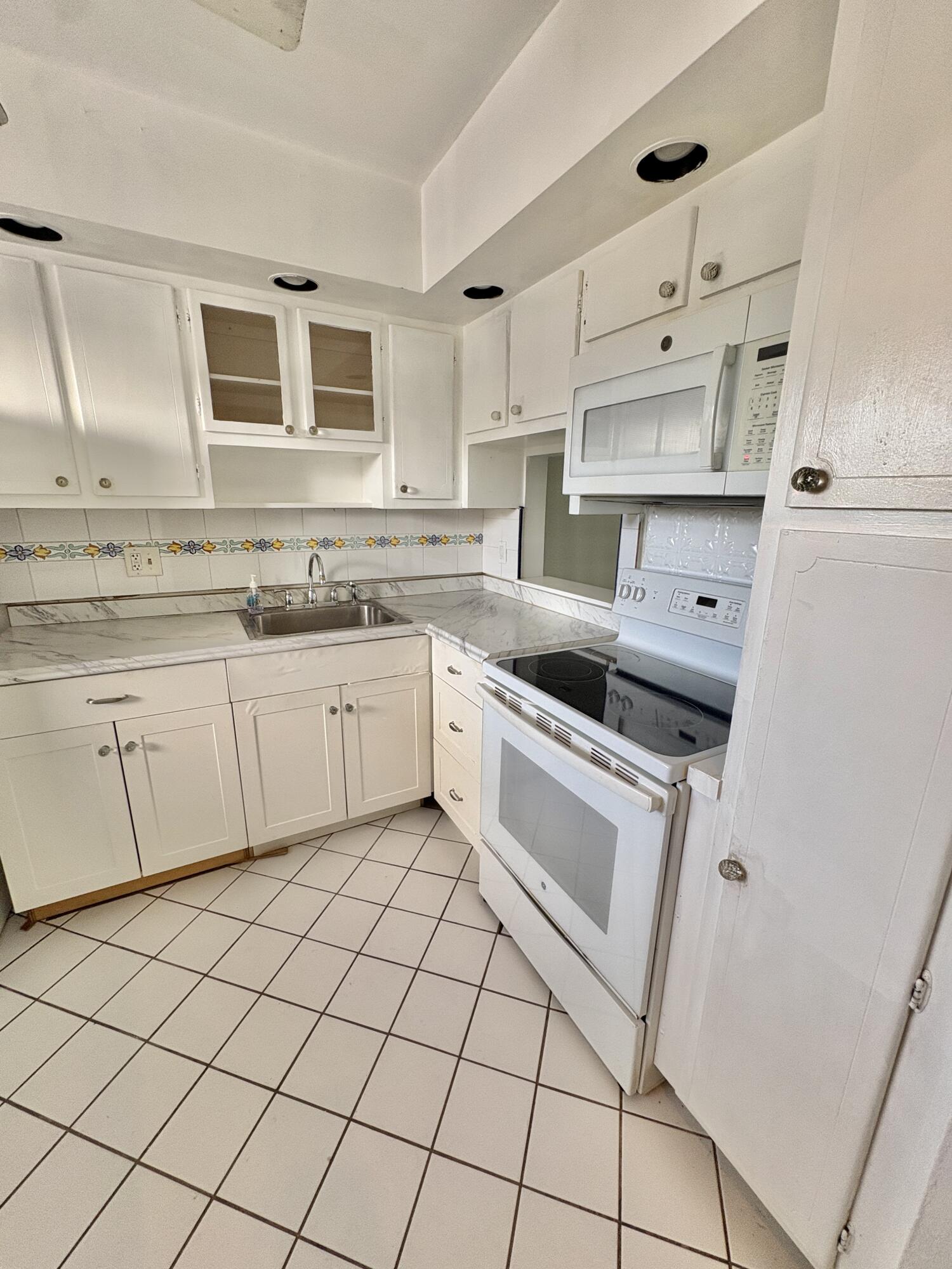 CENTURY VILLAGE / OXFORD CONDO - Residential