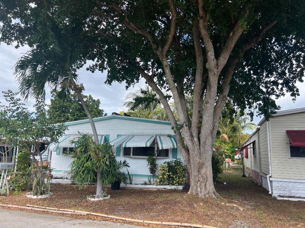 THIS IS A DOUBLE SIZE MOBILE HOME LOCATED IN A NON GATED COMMUNITY, THE LAND IS NOT INCLUDED AND  THE MONTHLY LOT RENTAL IS $1,100. THIS MOBILE HOME REQUIRES LOTS OF TLC, VERY LARGE SPACE, AND IN THE BACK OF THE HOUSE HAS A BEAUTIFUL ENCLOSED GARDEN AND FENCED. NEW A/C HAS BEEN INSTALLED AND THE ROOF IS COMPLETED UPDATED. THIS MOBILE HOME CAN BE YOURS AND YOU CAN  DO THE REMODELING AS YOU DESIRE. THE LOCATION IS JUST FEW MINTES AWAY FROM THE BEACH. DO NOT MISS THIS OPPORTUNITY!